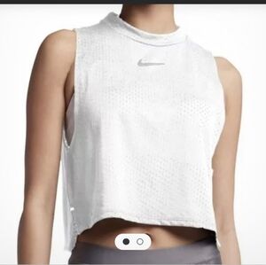 Nike Breathe Tailwind Top